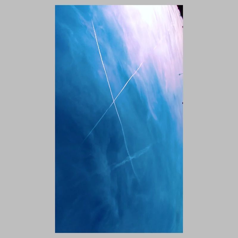 Croix de traînées dans le ciel