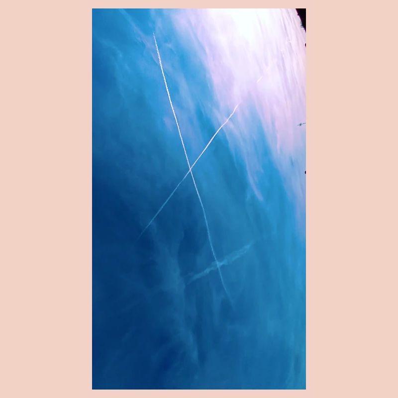 Croix de traînées dans le ciel