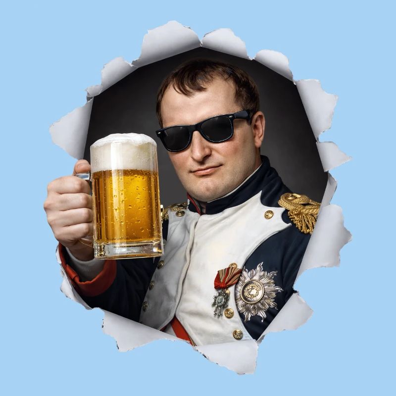 Napoleon hält ein Bier