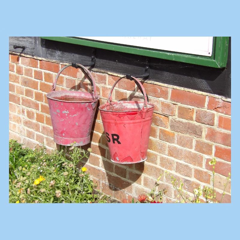 Verwitterte rosa Garteneimer