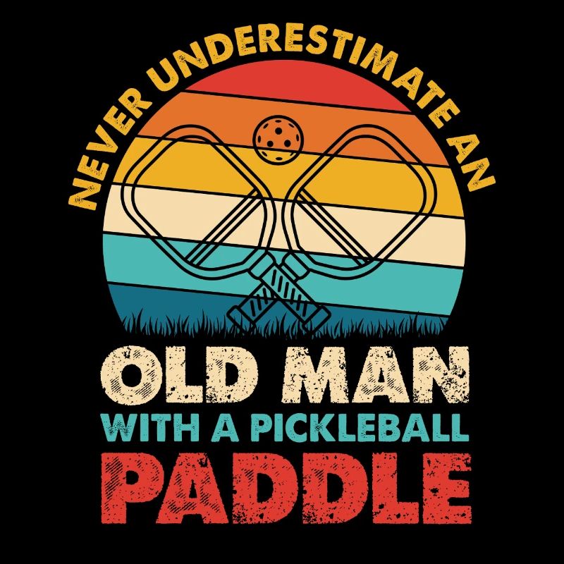 Alter Mann mit Pickleball Paddel