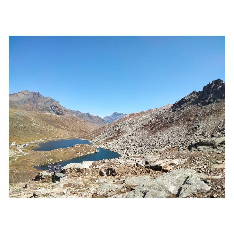 Lac alpin sous ciel clair