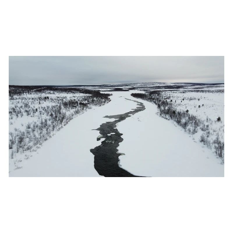 Une rivière sinueuse dans un paysage enneigé