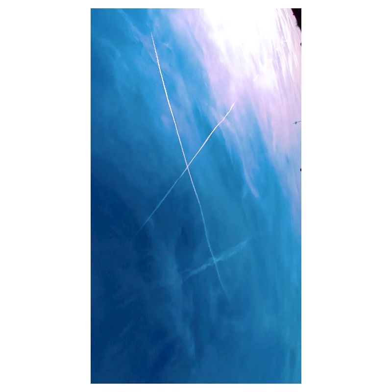 Croix de traînées dans le ciel