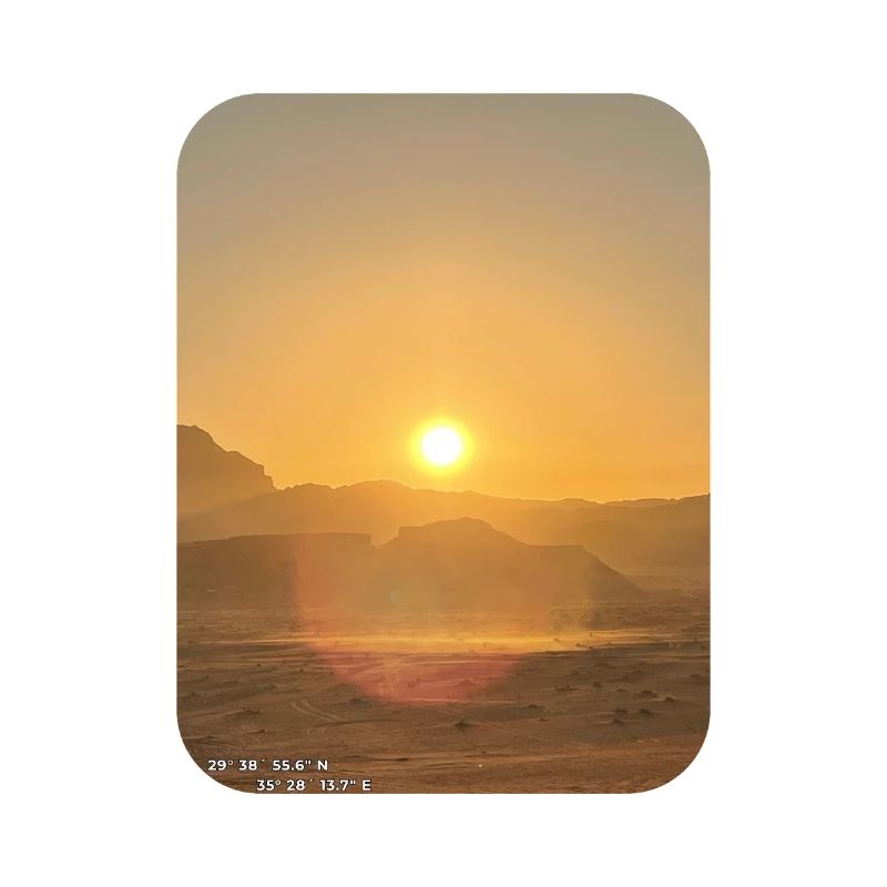 Soleil du désert à l’horizon
