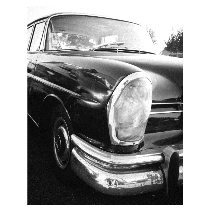Oldtimer-Automobil in Schwarz-Weiß