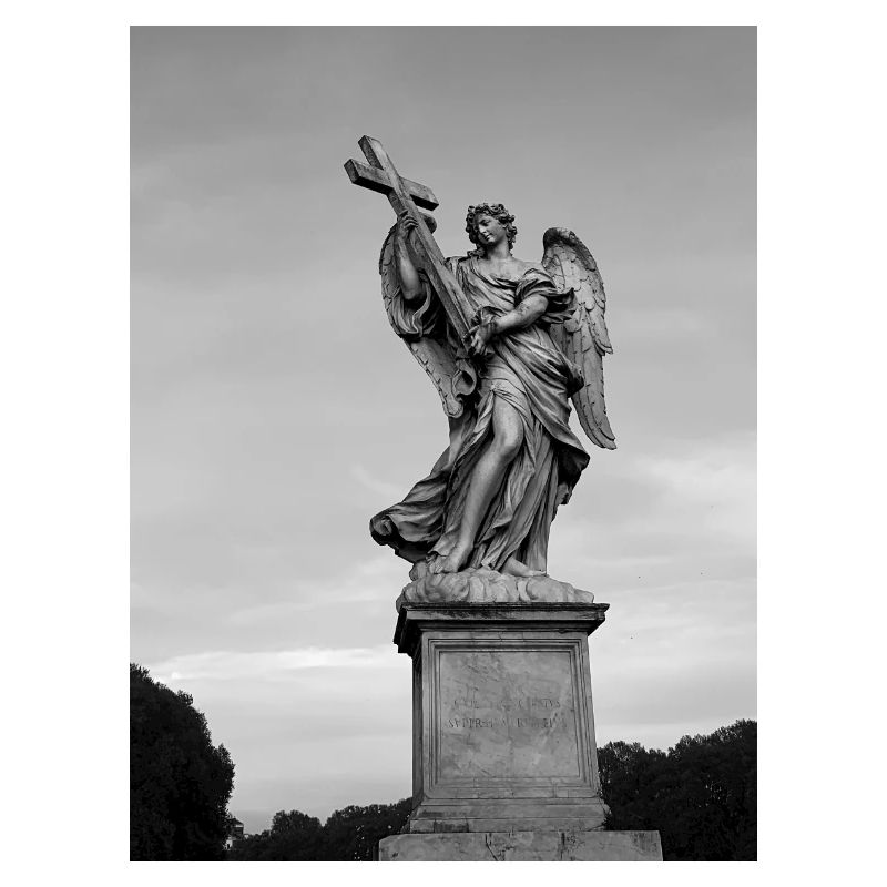 Statue d’ange avec croix grise