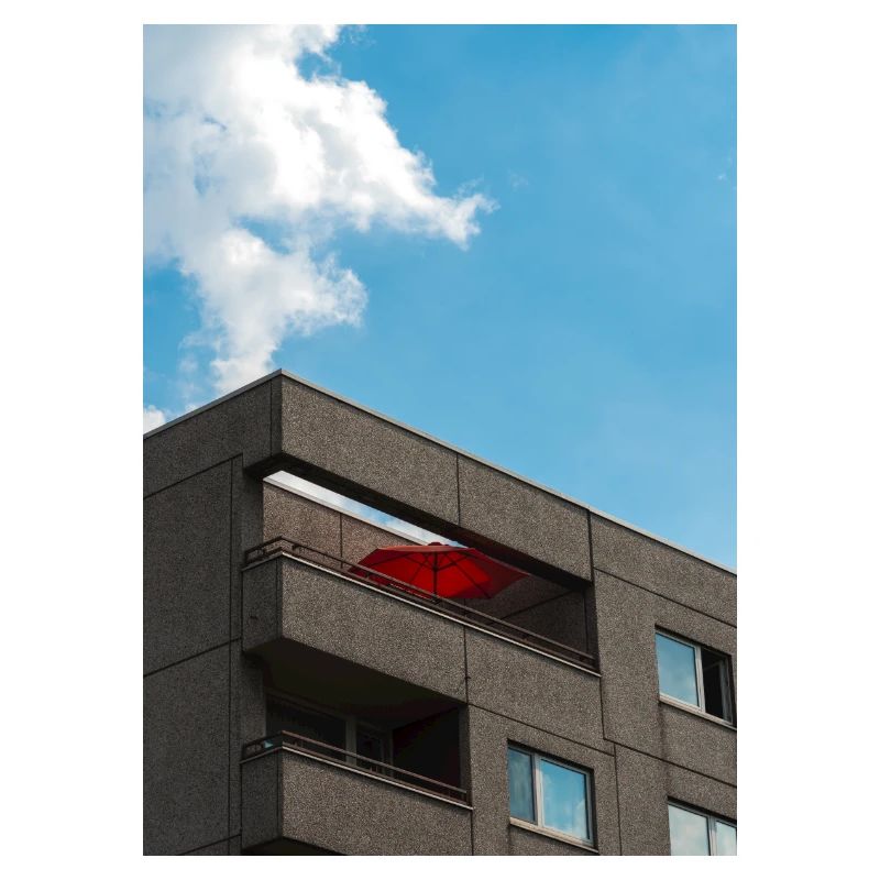 Der rote Sonnenschirm auf dem Balkon der Wohnung bl
