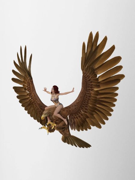 Frau mit riesigem Steinadler
