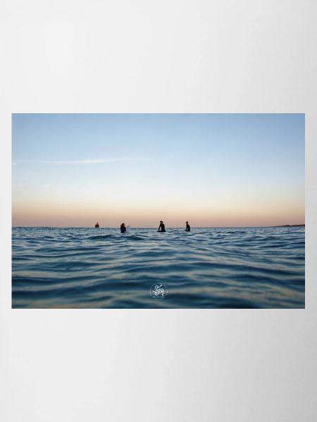 Crépuscule sur l’océan et surfeurs