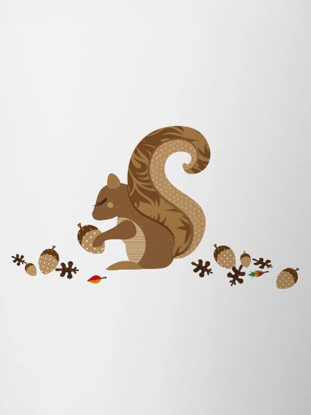 Ein Eichhörnchen mit einer Eichel