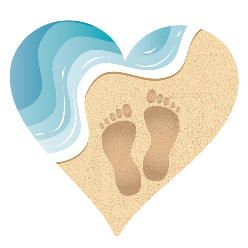 Motif de plage en forme de cœur avec des empreintes de pas dans le sable