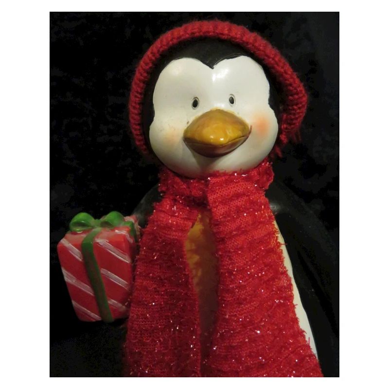 Pingouin avec chapeau, écharpe et cadeau