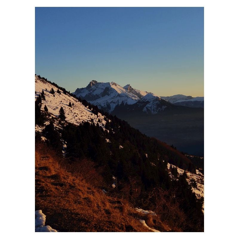 Coucher de soleil sur sommets enneigés