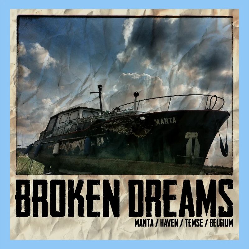 Verfallenes Schiff mit Himmelshintergrund