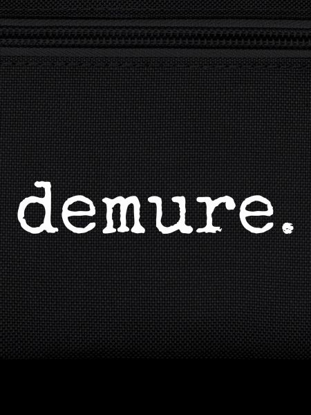 demure. Lustiges ironisches Trend Statement