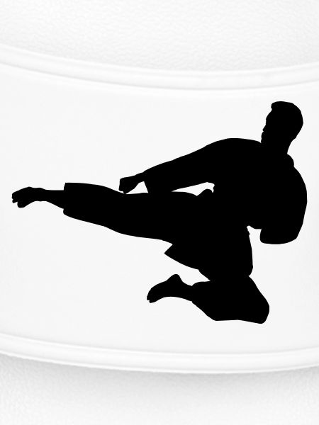 Karate oder Taekwondo sprangen seitwärts