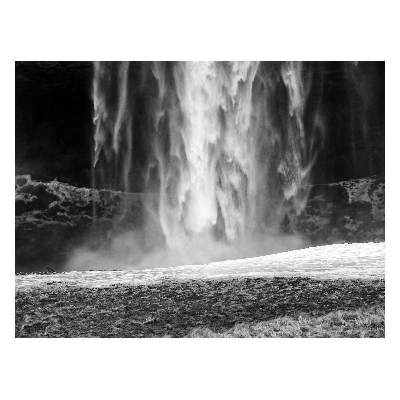 Brume en cascade monochrome