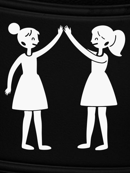 Zwei Freundinnen High-Five Silhouette