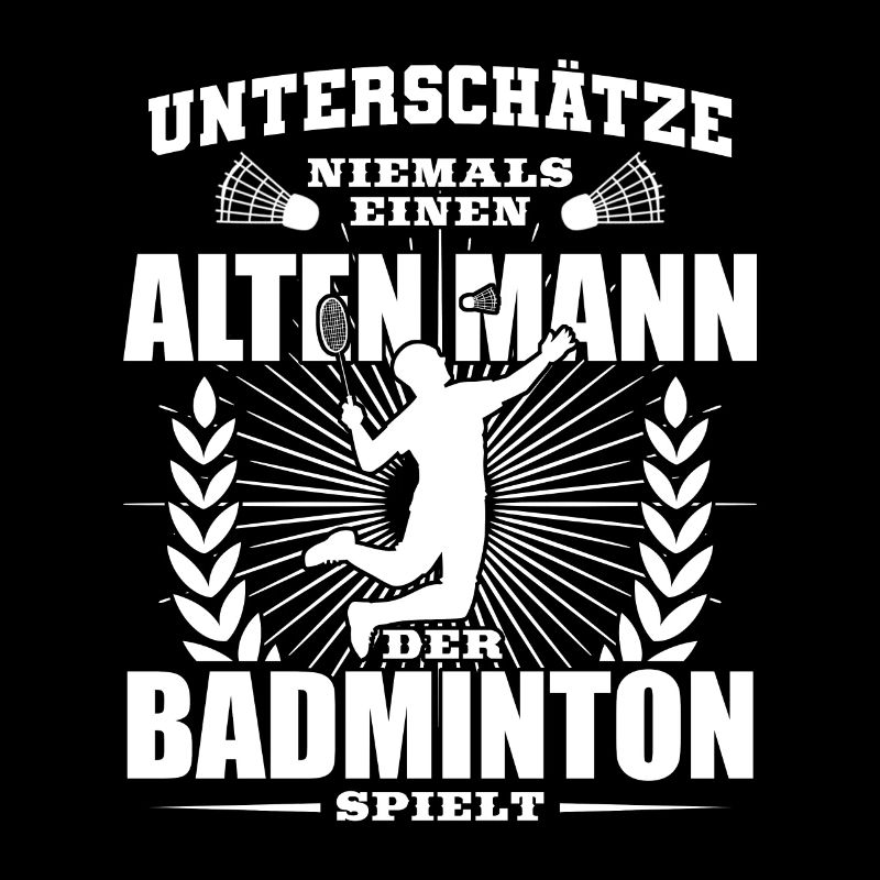Alter Mann der Badminton spielt