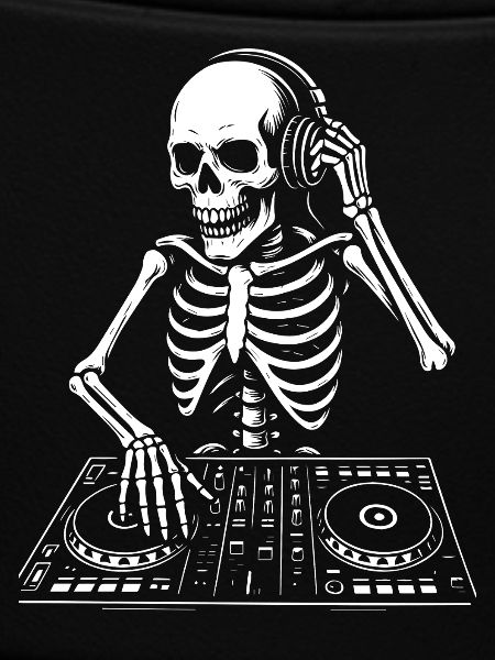Skelett-DJ auf dem Deck