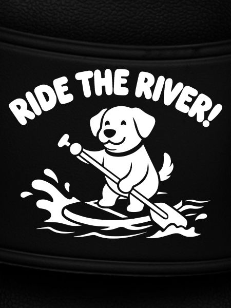 Paddelhund am Fluss