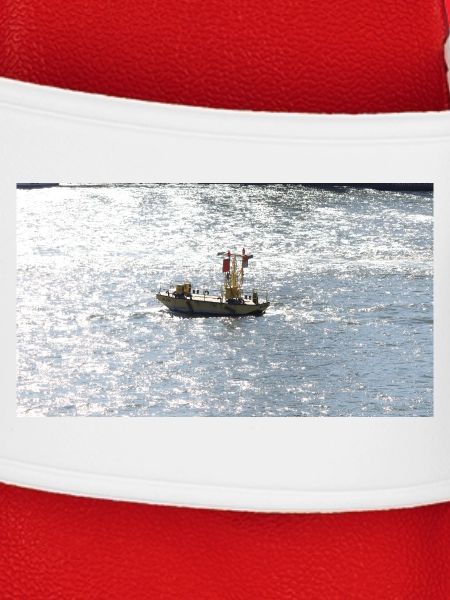 Fischerboot im Glitzermeer