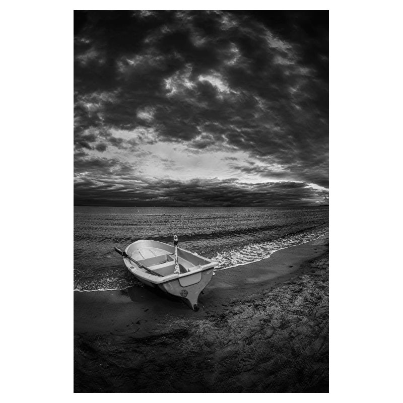 Ein Boot an einem dunklen Ufer