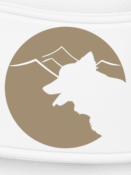 Hundsilhouette im Gebirge oder Dünen