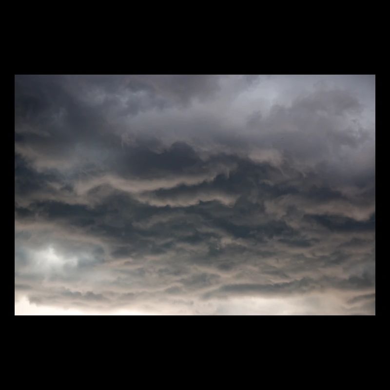 Dunkle Wolkenformationen im Sturm