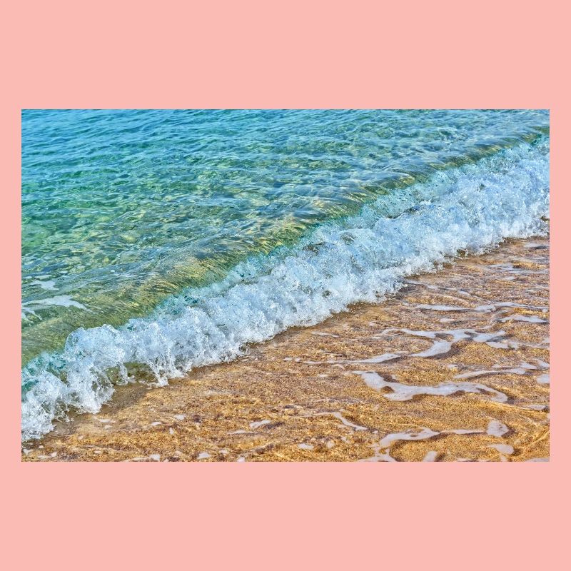 Des vagues cristallines sur une plage de sable doré