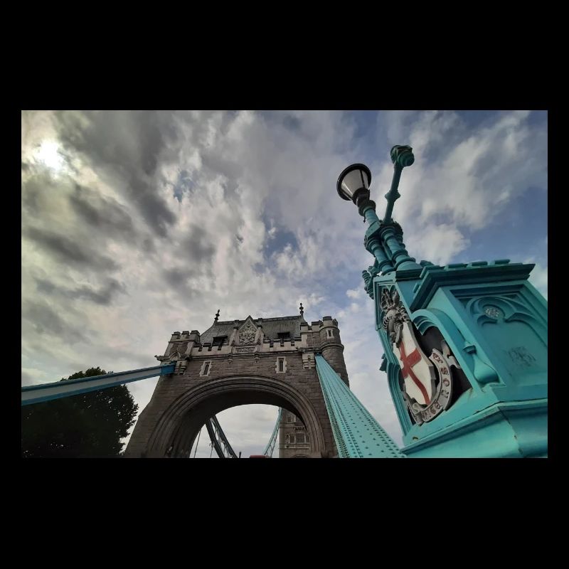 Tower Bridge London mit bewölktem Himmel