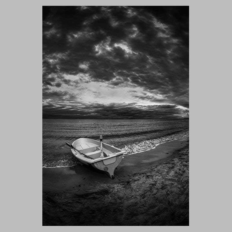 Ein Boot an einem dunklen Ufer