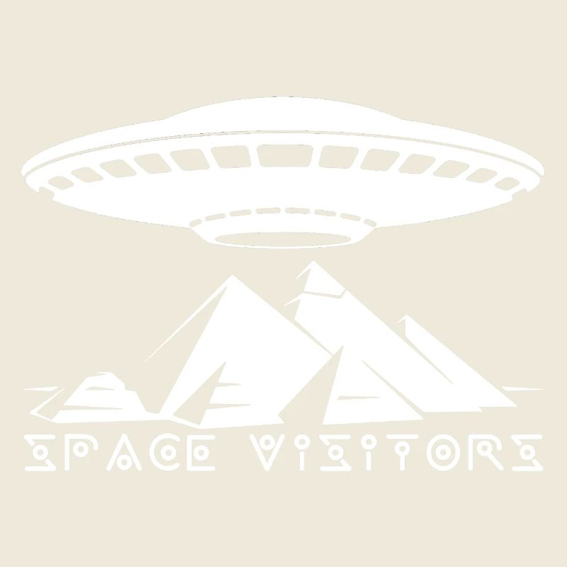 Les visiteurs et les pyramides blanches