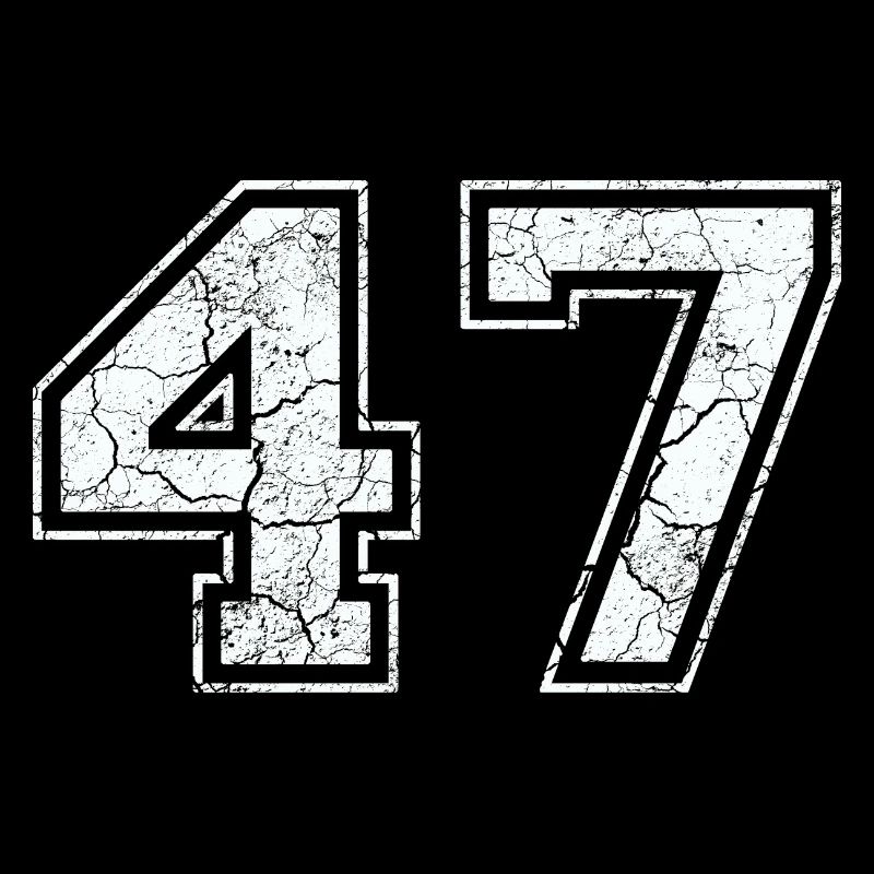 47 en blanc avec un regard affligé