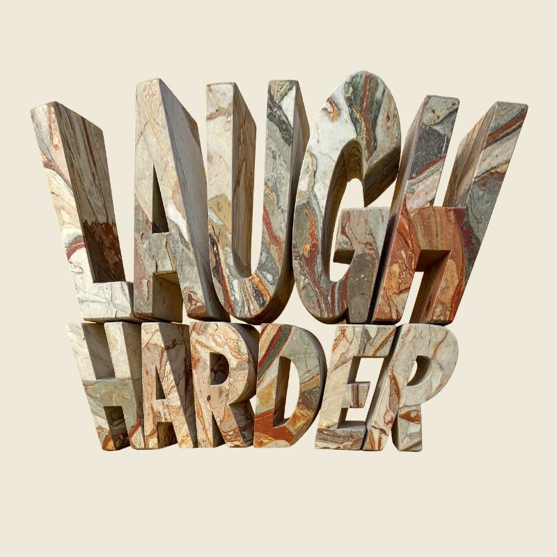 Laugh – Lettres de pierre monumentales modernes