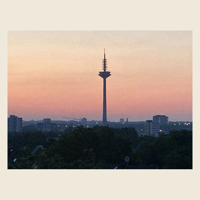 Skyline du crépuscule avec silhouette de tour