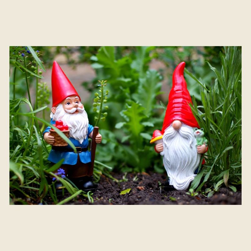 Nain de jardin dans le jardin fleuri