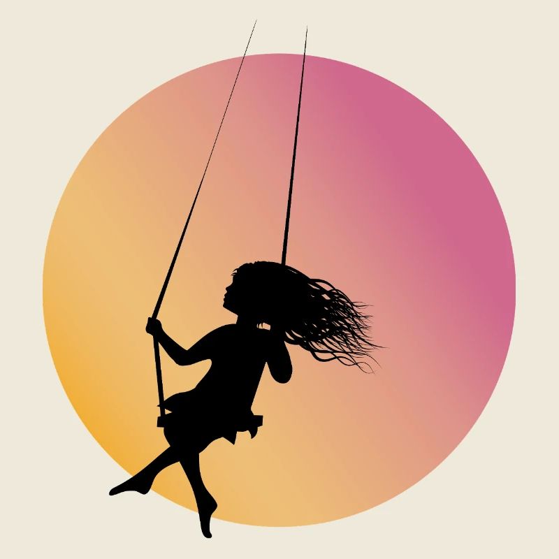 Silhouette de fille sur la balançoire au coucher du soleil