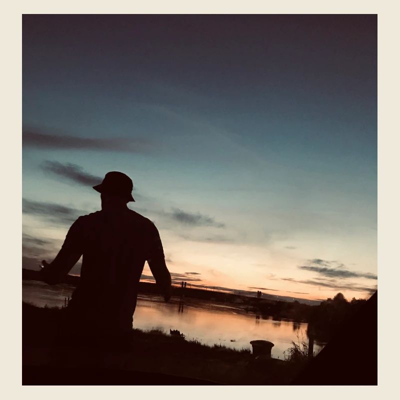 Paysage fluvial au coucher du soleil