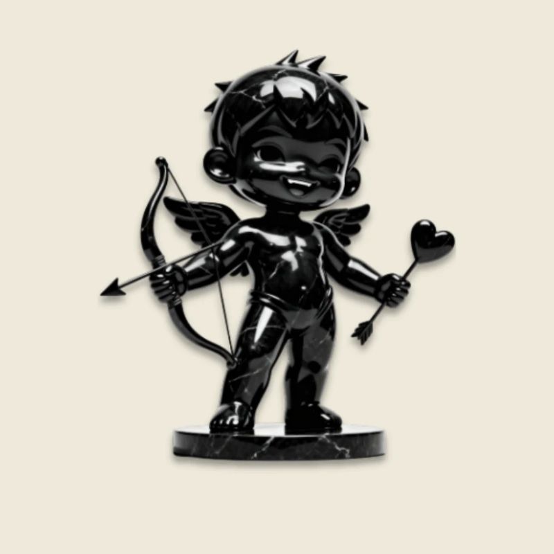 Schwarzer Amor mit Bogen