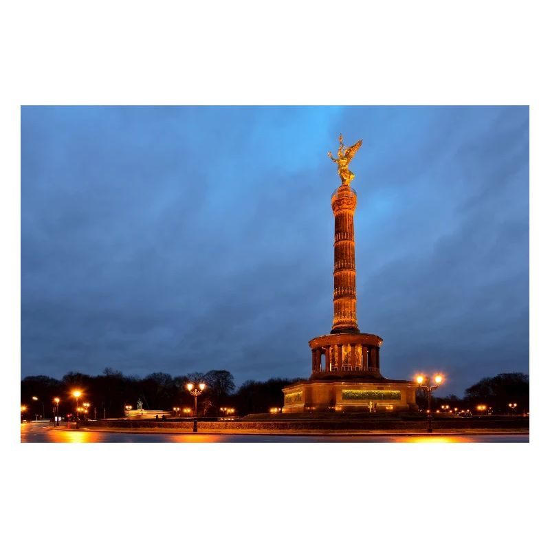 Berliner Siegessäule bei Einbruch der Dämmerung