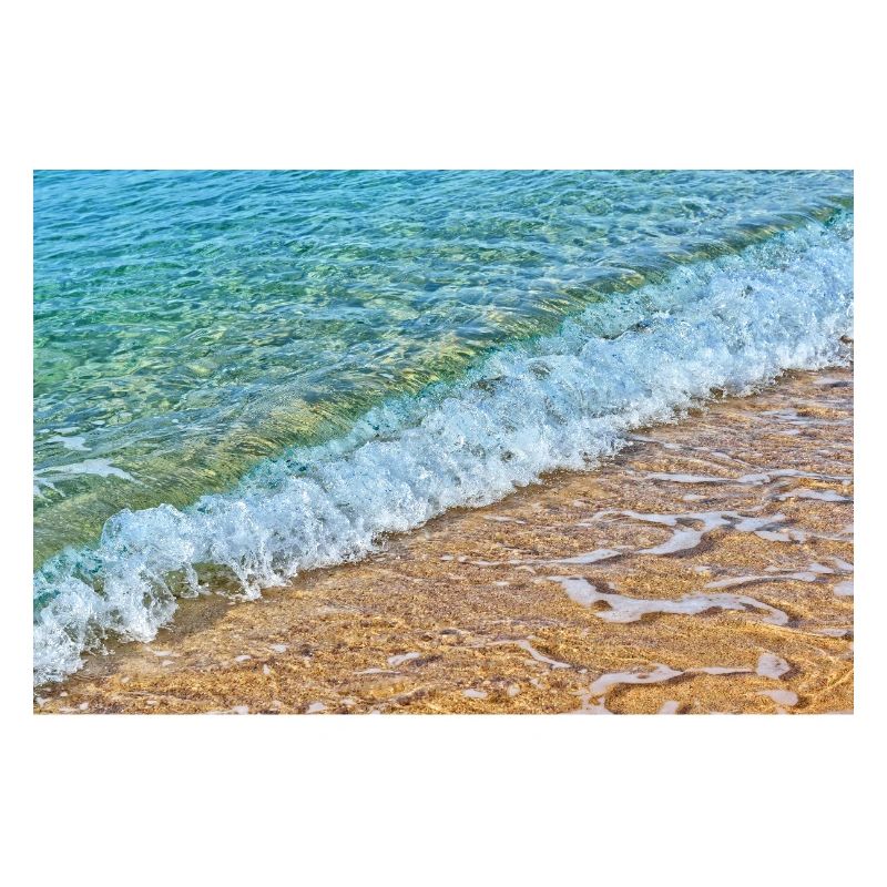 Des vagues cristallines sur une plage de sable doré