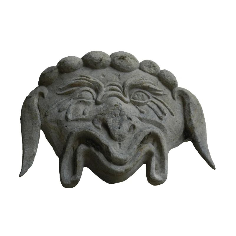 Masque de pierre souriant