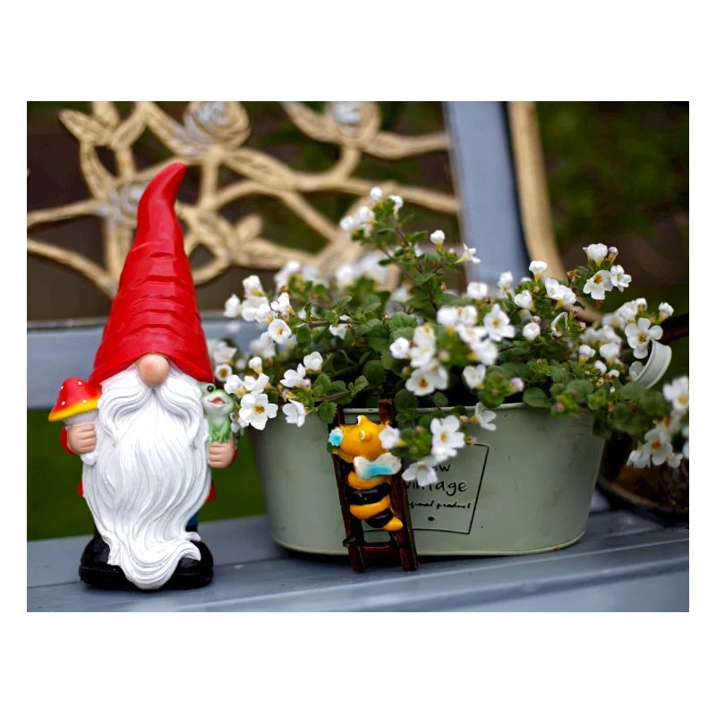 Nain de jardin dans un pot de fleurs