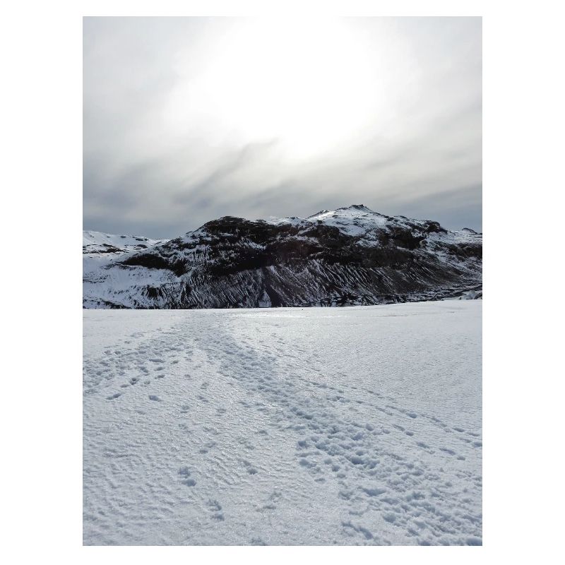 Schneebedeckter Horizont unter blasser Sonne