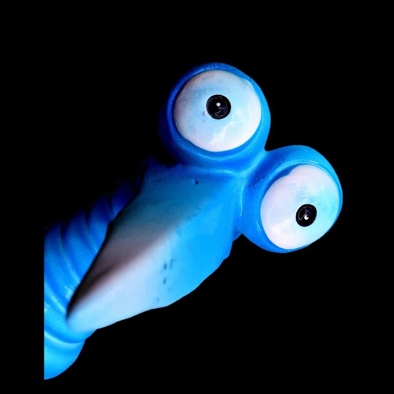 oiseau bleu drôle avec de grands yeux