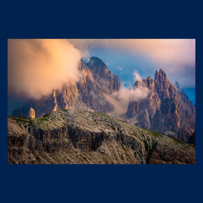 Groupe de Cadini dans les Dolomites dans le brouillard