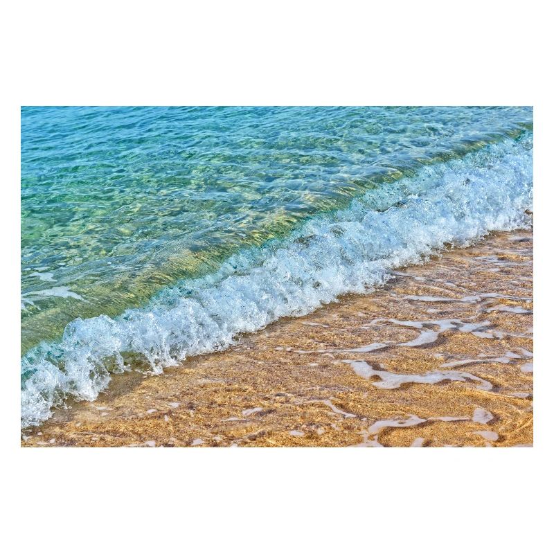 Des vagues cristallines sur une plage de sable doré