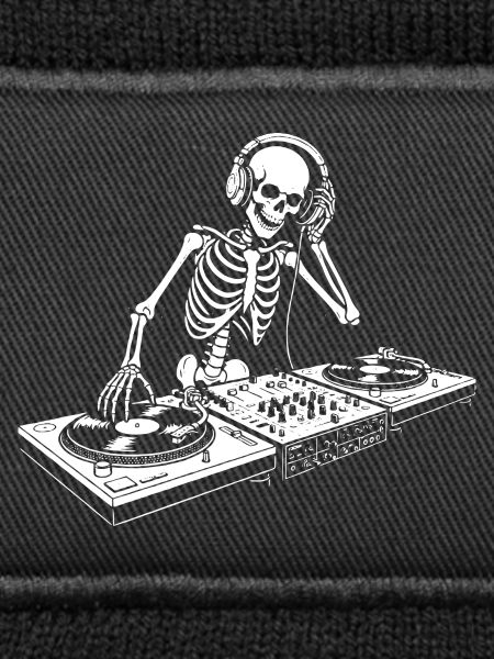 DJ Skeleton in Kopfhörern
